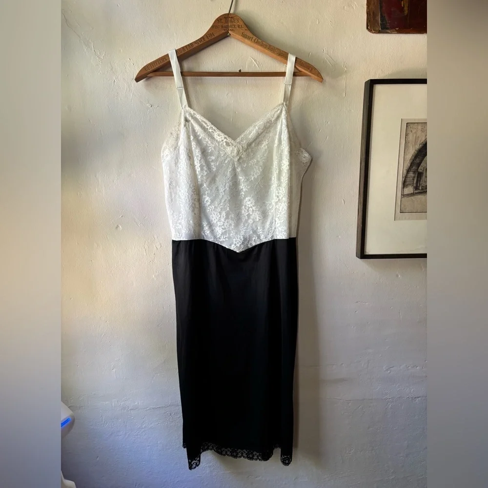 Vintage y2k black and white slip with lace details